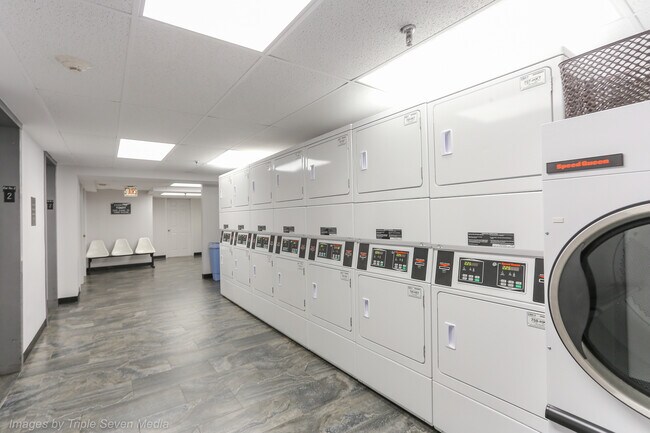 Building Photo - 1212 N La Salle Dr