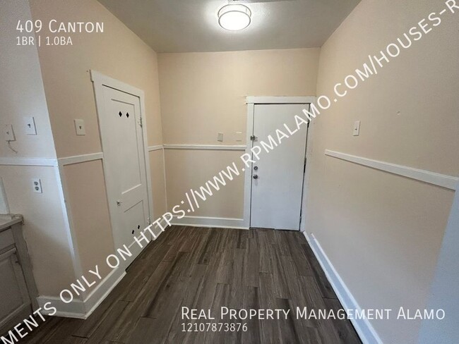 Building Photo - AVAILABLE NOW! 1 Bedroom /1 Bath Unit with...