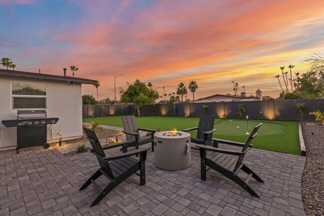 Building Photo - 5002 E Paradise Dr