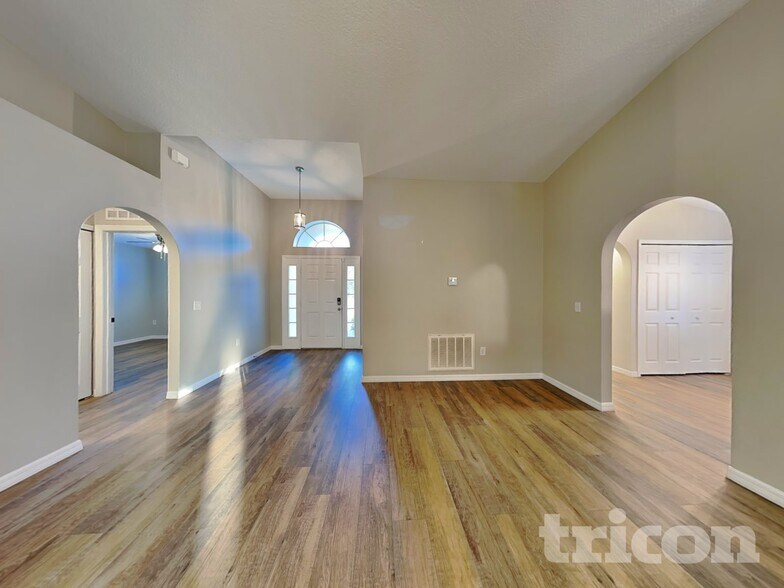 Building Photo - 864 Vanderbilt Dr