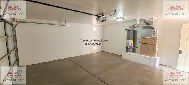 Building Photo - Valencia Rd & Headley Rd 3/2 - July move in special! - All tile floors and updated kitchen