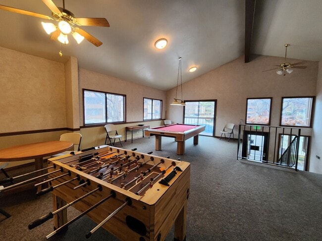 Building Photo - This one made the nice list! 2 bd. STUNNER! Hot Tub! Pet ok!