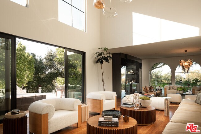 Building Photo - 5192 Parkway Calabasas