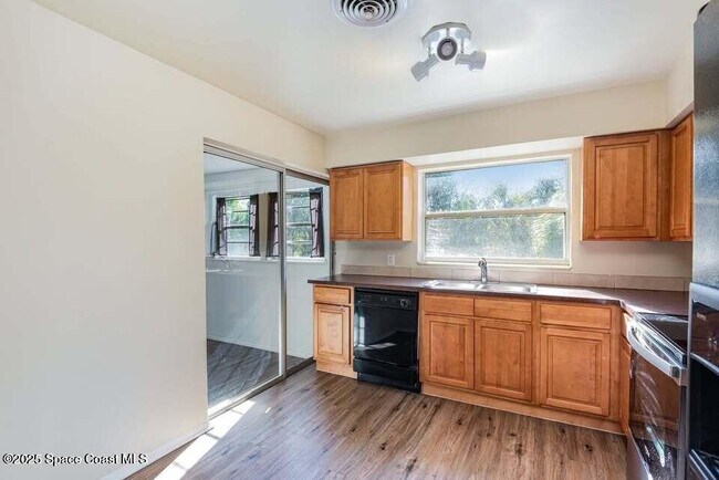 Building Photo - 2425 Heritage Dr