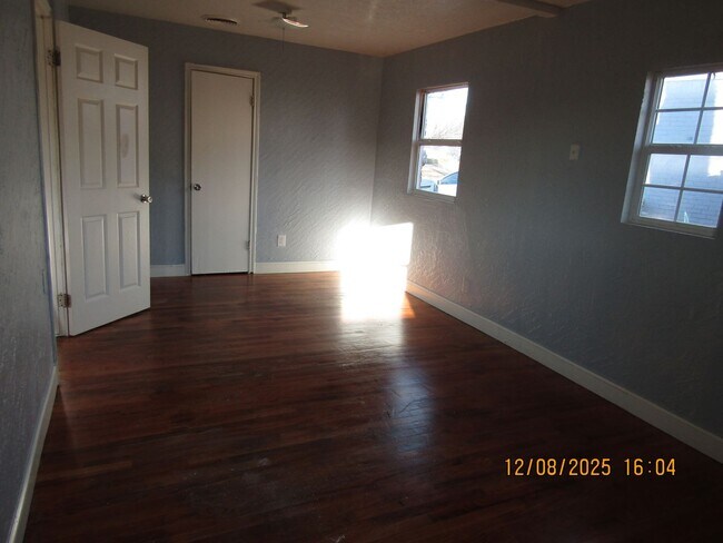 Building Photo - Very nice spacious home! No Carpet!