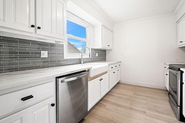 Building Photo - 39 Groton Dr