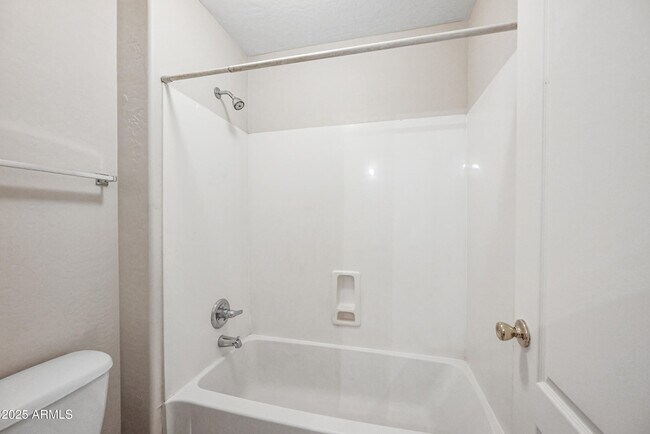 Building Photo - 1543 E Nightingale Ln