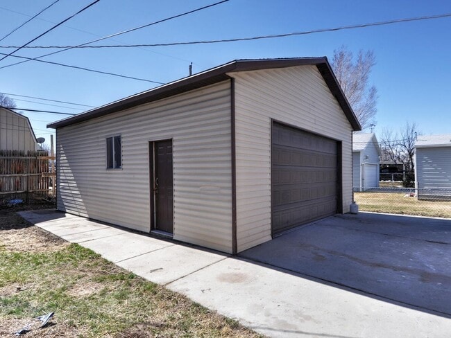 Building Photo - 3 Bedroom House with 2 Car Garage/Workshop