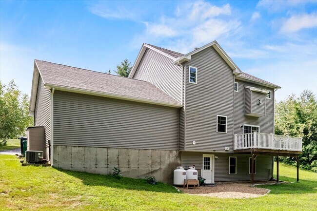 Building Photo - 30 Daylily Ln