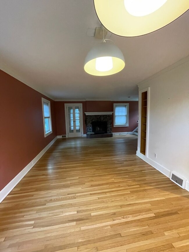 Building Photo - AVAILABLE JUNE - Beautiful 2 Bed 1 Bath Woodland Home