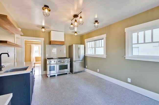 Building Photo - Updated Bungalow located in Downtown Redwood City & 15 miles from SF International Airport