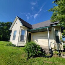 Building Photo - Near West 2BR House w/Central Air! Near IUPUI!
