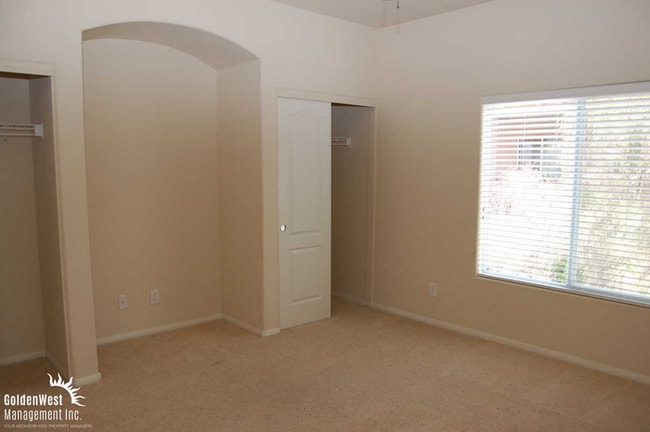 Building Photo - Gorgeous 2Bdm 2.5Ba Townhome with a Loft in Gated Community