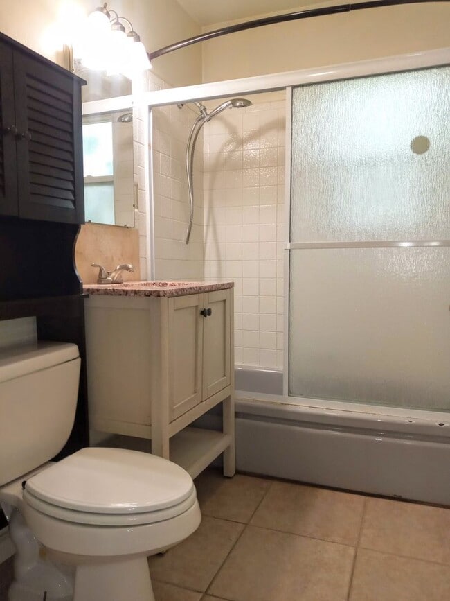 Building Photo - LAUR62-64