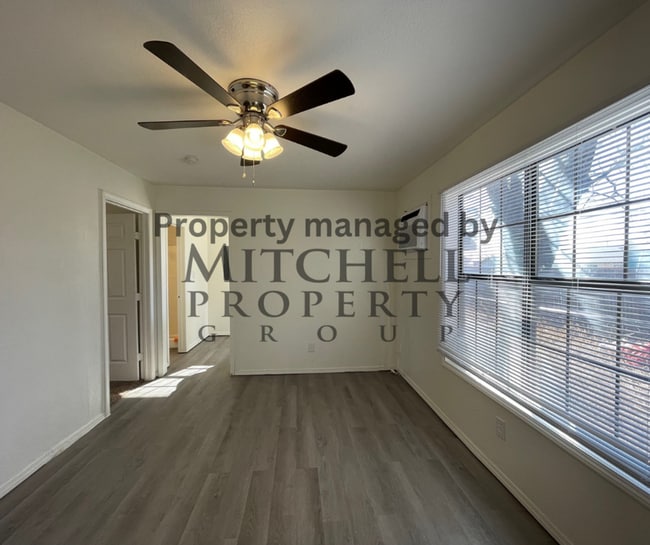 Building Photo - Adorable 1 bedroom 1 bath back house in a cozy neighborhood!