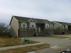 Building Photo - 2 Bed, 2 Bath Platte City Duplex with 2 ca...