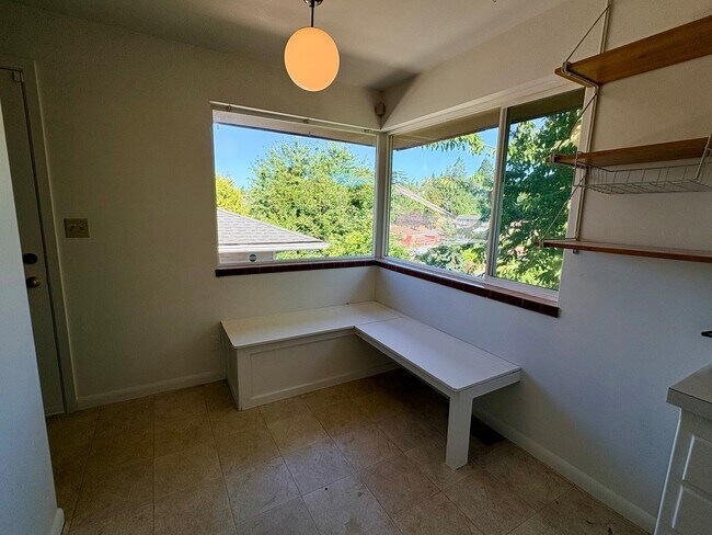 Building Photo - 5 Bed/1.5 Bath Beacon Hill Home with Gorgeous Views!