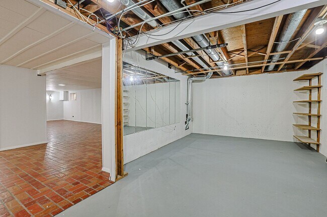 Building Photo - 650 Patricia Ln