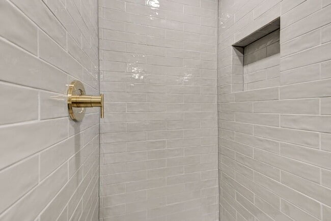 Building Photo - Fully Renovated 4 Bed, 2 Bath Near Campus!