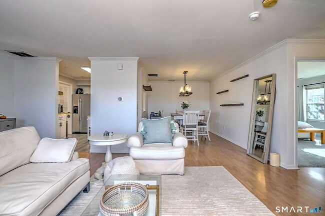 Building Photo - 50 Greenview Ln