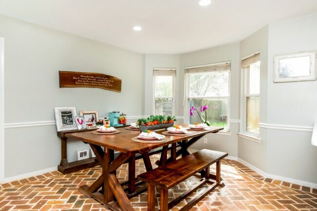 Building Photo - Great house with a pool in Satsuma!