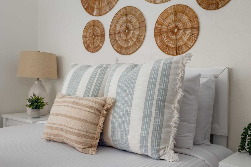 Building Photo - 4587 Saratoga Ave