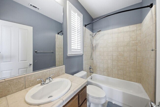 Building Photo - 200 Live Oak Way