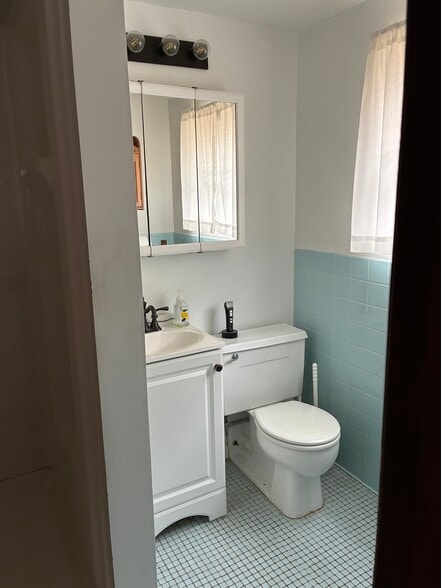 Building Photo - 136 Maple Ave