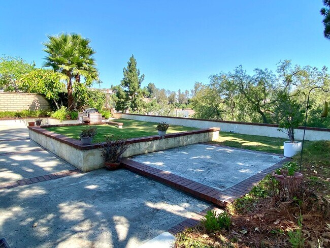 Building Photo - Amazing 4-bedroom home with a view, Availa...