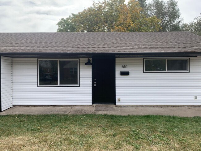 Building Photo - 651 Chester St