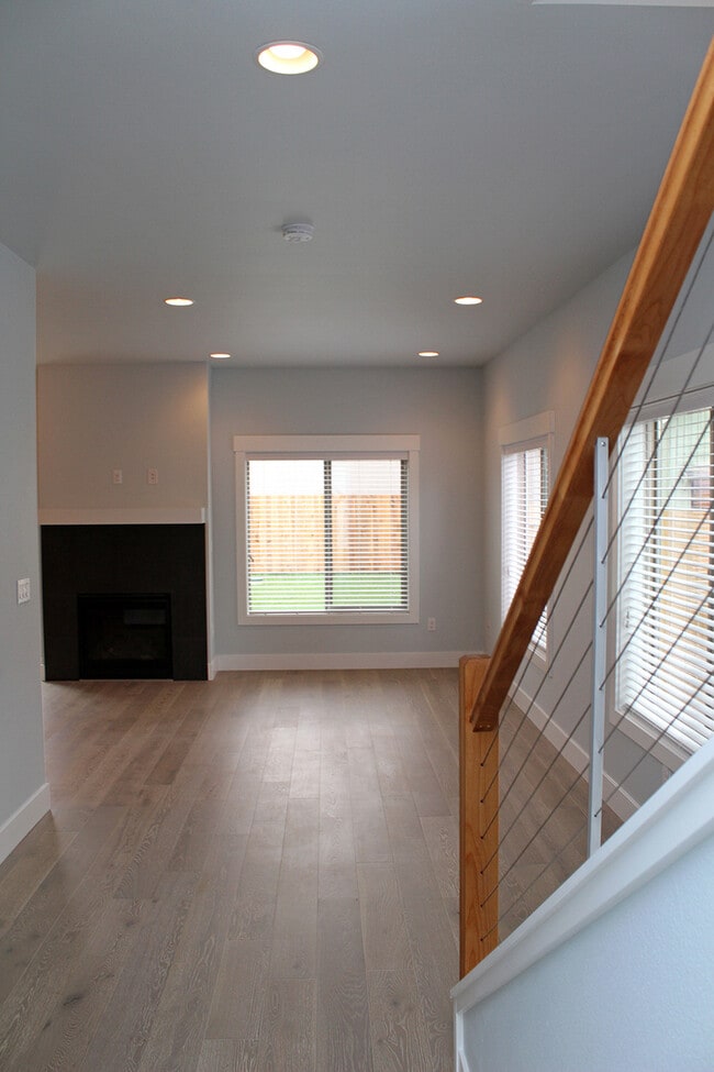 Building Photo - 827 NW Victoria Ave