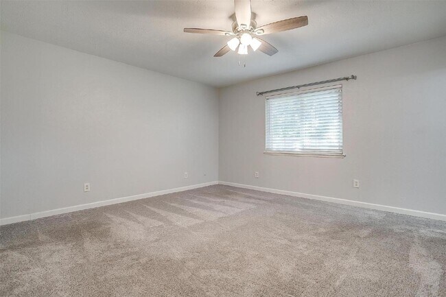 Building Photo - Cozy meets stylish in this 3 bedroom + 2 b...