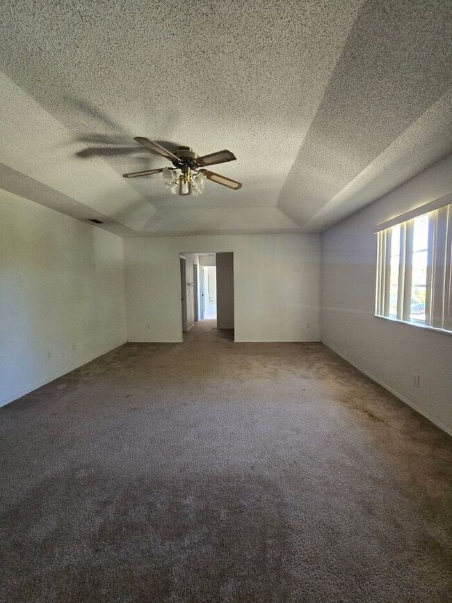 Building Photo - Large 4 Bedroom 2 & 1/2 Bath - 2 story Hom...