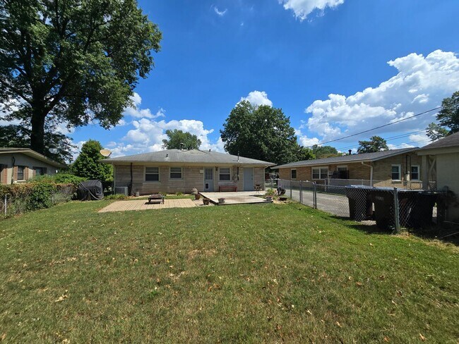 Building Photo - Newly remodeled 3 bed/1 bath home with a 1...