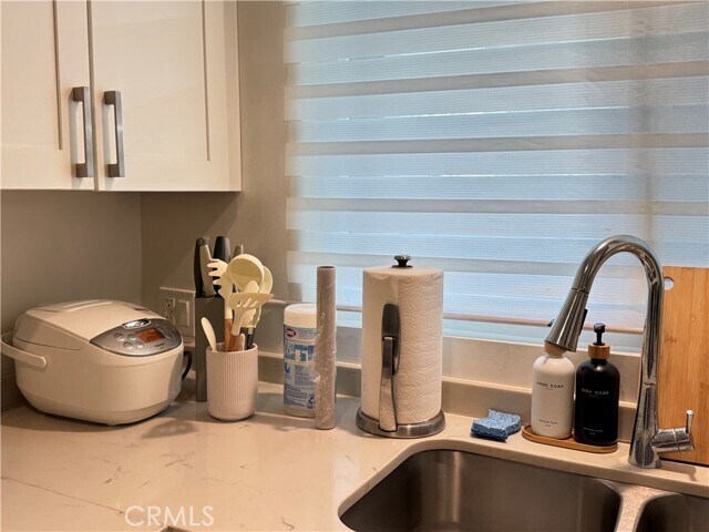 Building Photo - 251 N Oakland Ave