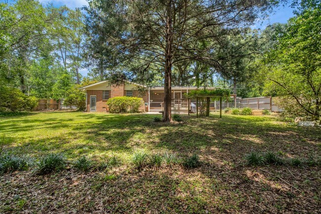 Building Photo - Stunning 3 Bedroom 2 Bathroom Mid-Century ...