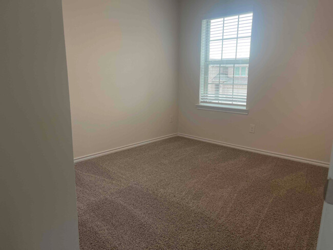 Building Photo - 3924 River Rock Ave