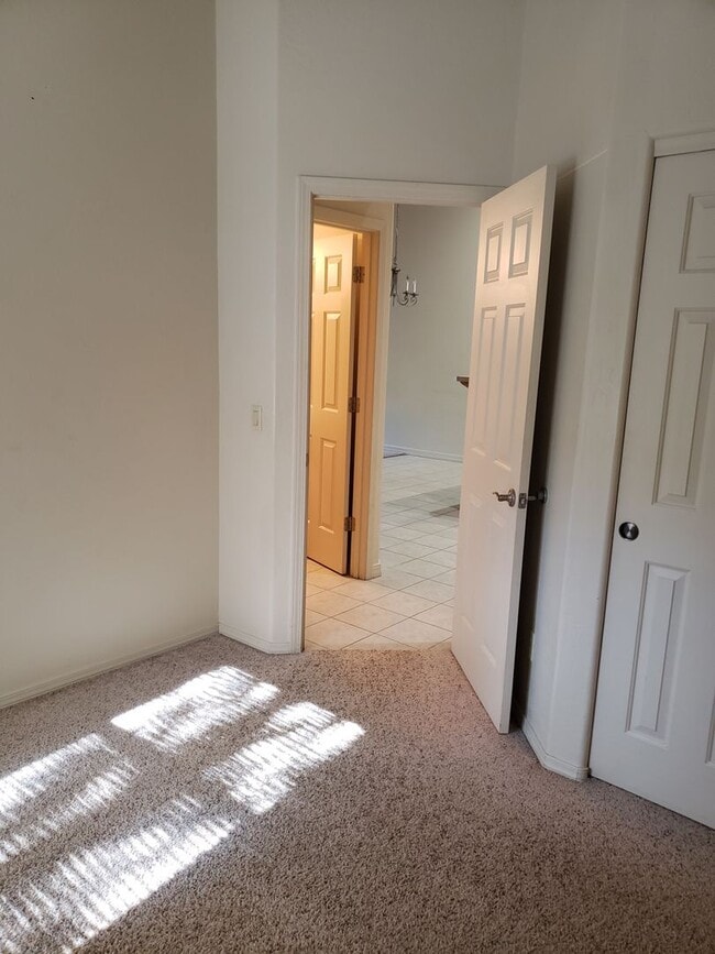 Building Photo - 2 bed / 2 bath - 2 car attached garage