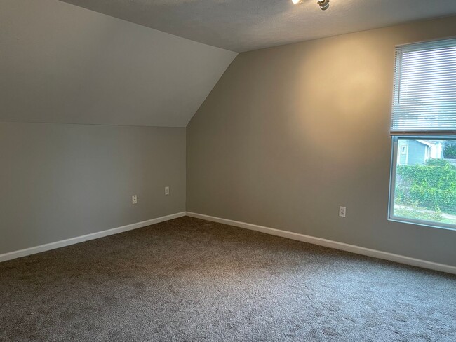Building Photo - Recently Updated - Upper One Bedroom with Washer/Dryer!