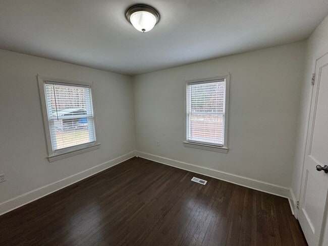 Building Photo - Cozy Home with Upgraded Finishes