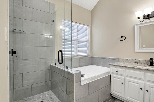 Building Photo - 708 Monarch Dr W