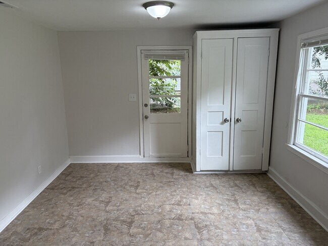 Building Photo - 2 Bed / 1 Bath House for Rent in Huntsville, AL 35805