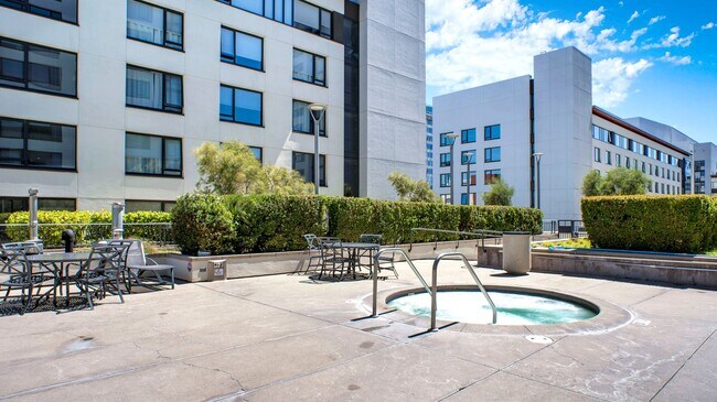 Building Photo - 250 King St