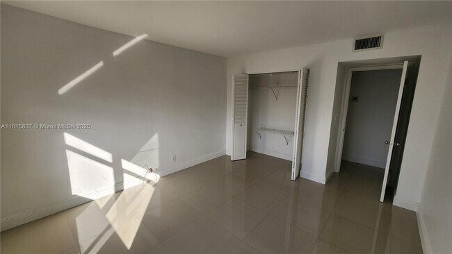 Building Photo - 18151 NE 31st Ct