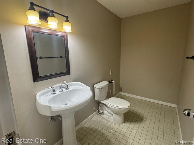 Building Photo - 19317 Surrey Ln