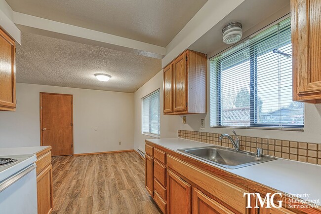 Building Photo - Classical Cute Duplex w/ 2 Bed 1 Bath in Washougal!