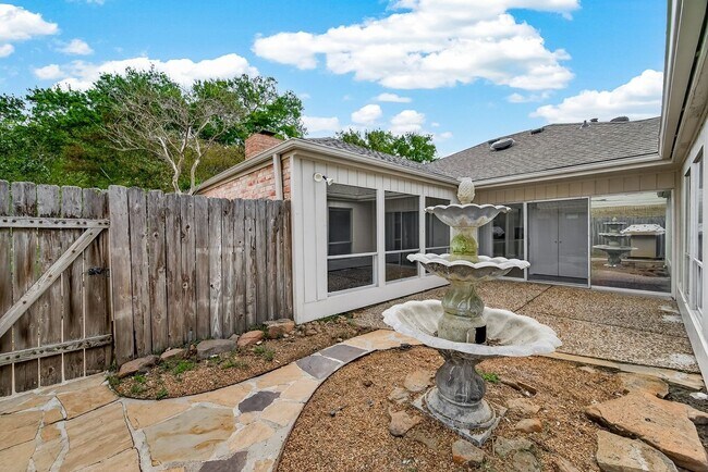 Building Photo - 1007 Apache Falls Dr