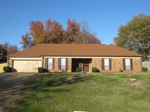 Building Photo - Spacious 3 Bedroom 2 Bath Available Now!