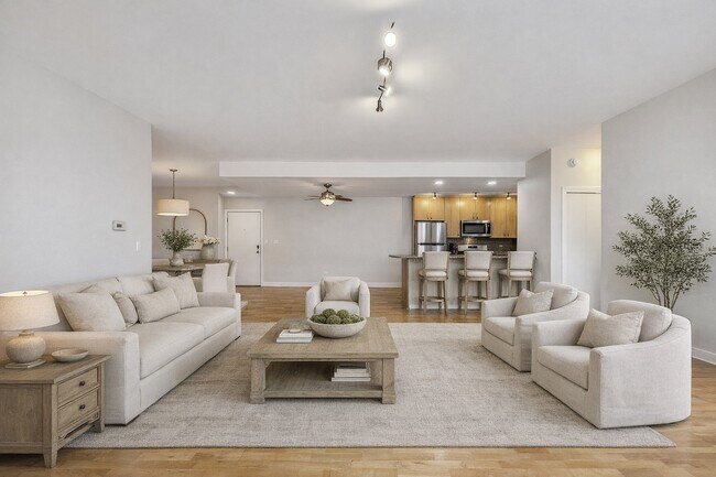 Building Photo - 680 N Green St