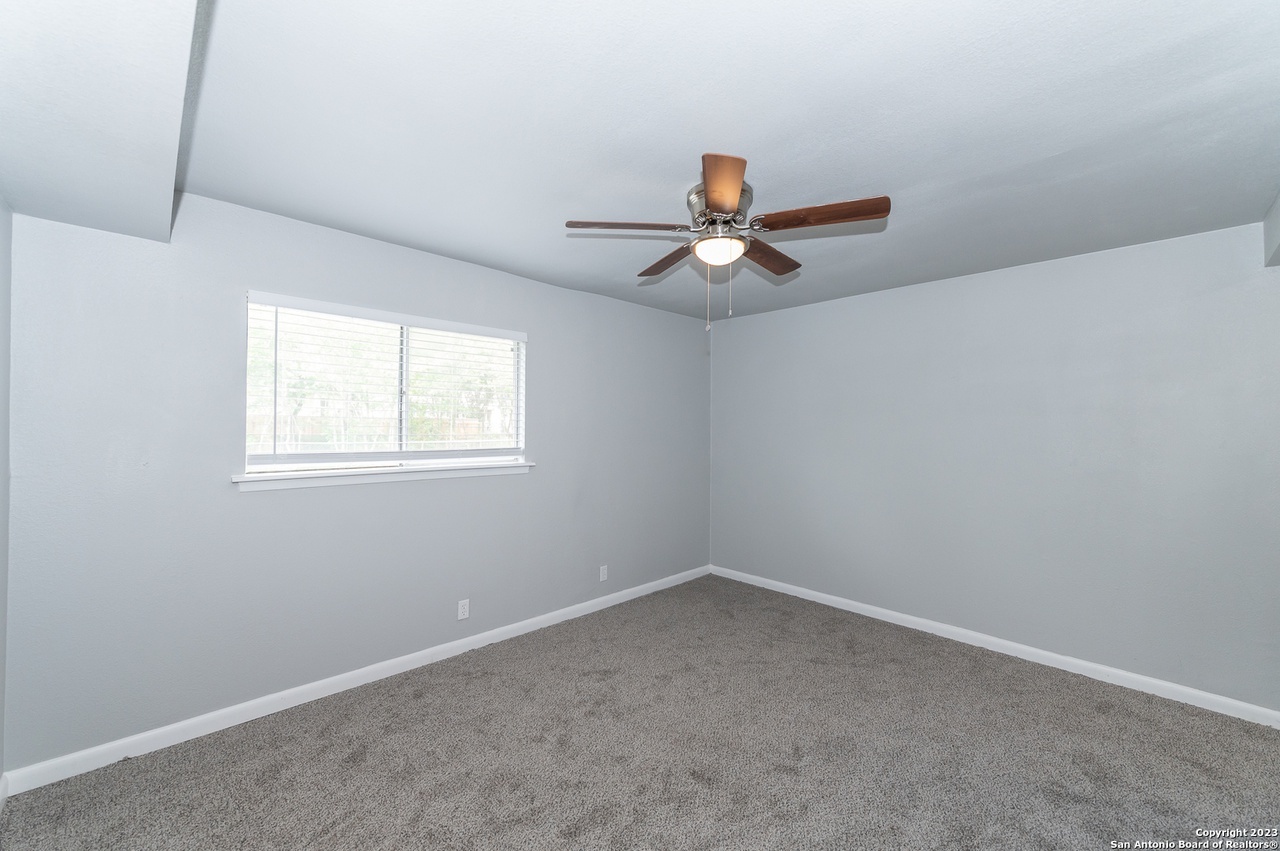 Master bedroom - 331 Byrnes Dr